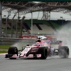 Esteban Ocon rueda en la lluvia de Sepang