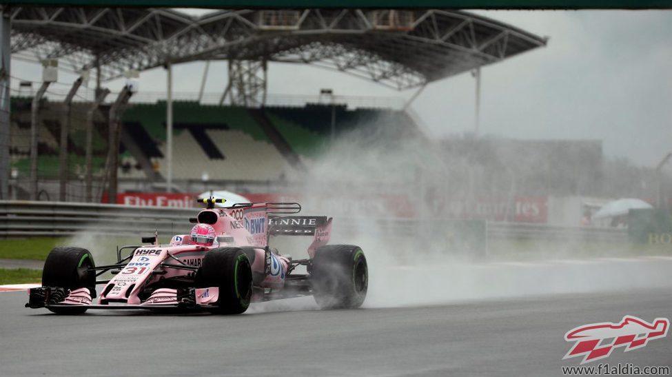 Esteban Ocon rueda en la lluvia de Sepang