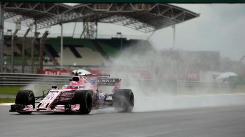 Esteban Ocon rueda en la lluvia de Sepang