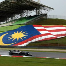 El Haas pasa frente a la bandera de Malasia