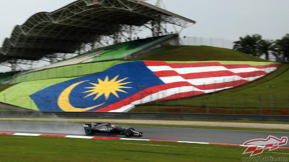 El Haas pasa frente a la bandera de Malasia