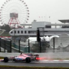 Sergio Pérez rueda bajo la lluvia