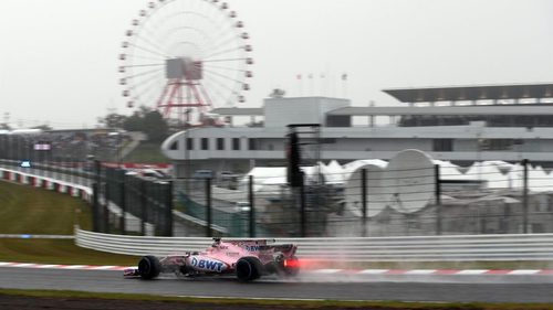 Sergio Pérez rueda bajo la lluvia