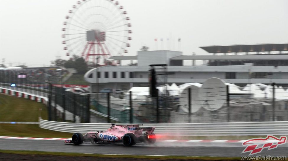 Sergio Pérez rueda bajo la lluvia