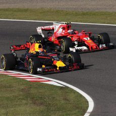 Verstappen y Räikkönen, codo con codo