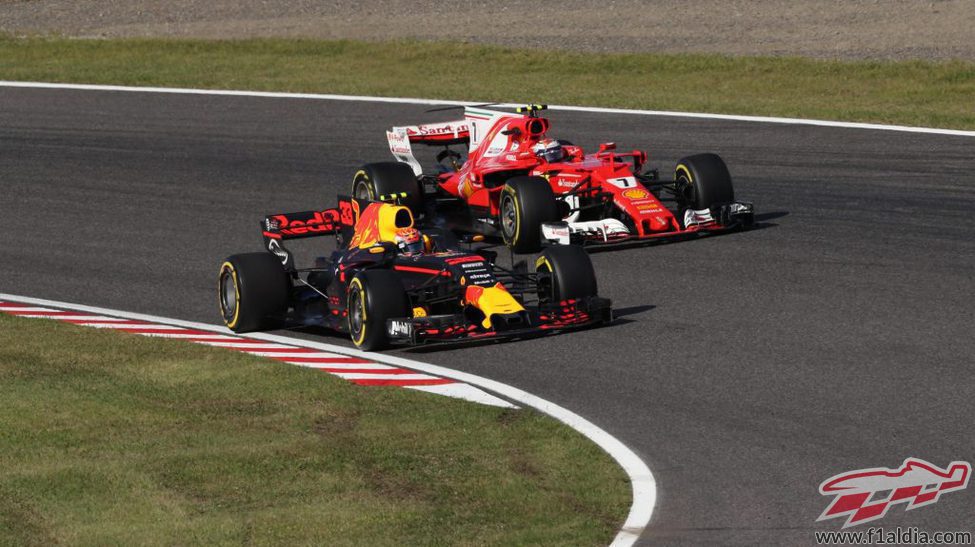 Verstappen y Räikkönen, codo con codo