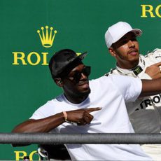 Lewis Hamilton celebra su victoria con Bolt