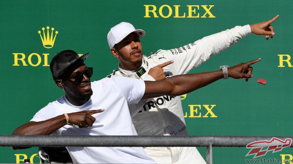 Lewis Hamilton celebra su victoria con Bolt