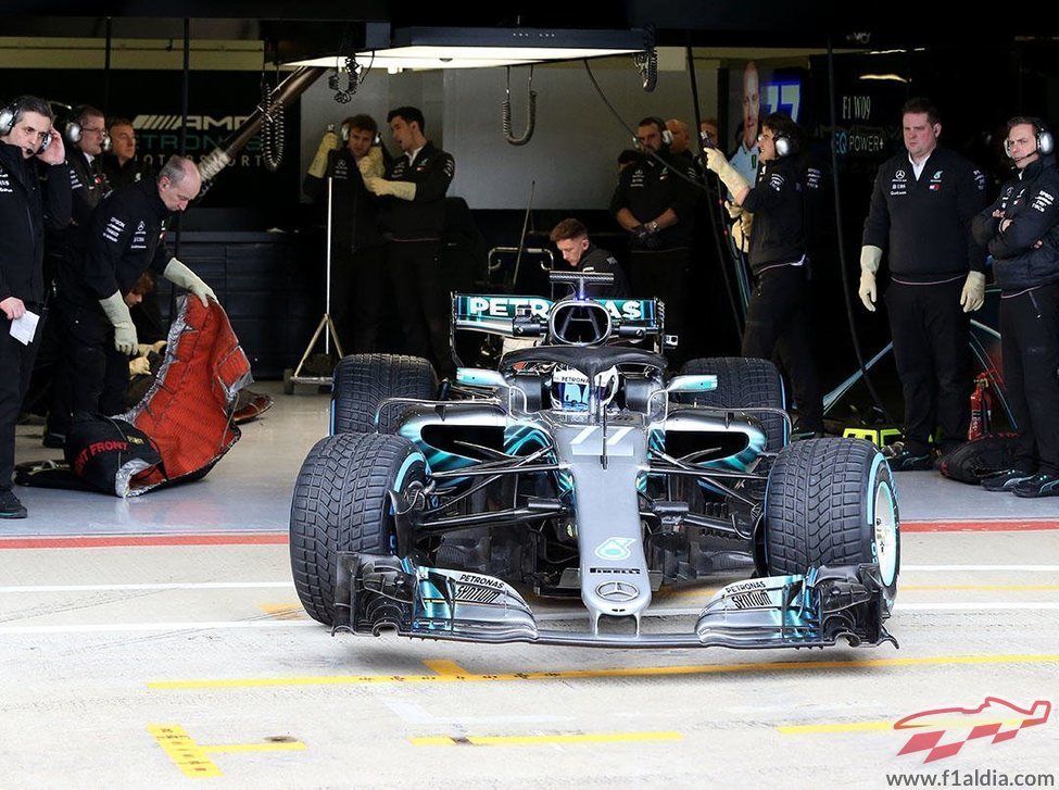 Sale de boxes el Mercedes de 2018