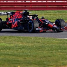 Verstappen toma la curva con el RB15