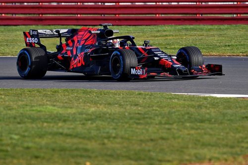 Verstappen toma la curva con el RB15