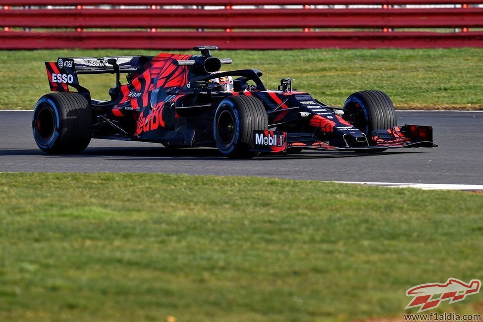 Verstappen toma la curva con el RB15