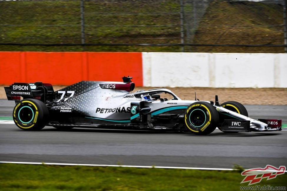 Bottas rueda en Silverstone con el W11