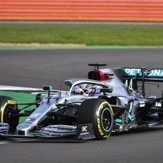 Hamilton rueda en Silverstone con el W11