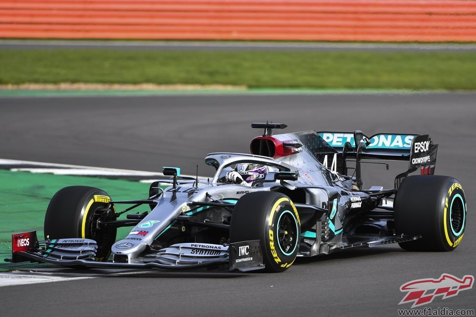 Hamilton rueda en Silverstone con el W11