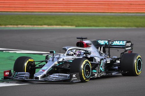 Hamilton rueda en Silverstone con el W11