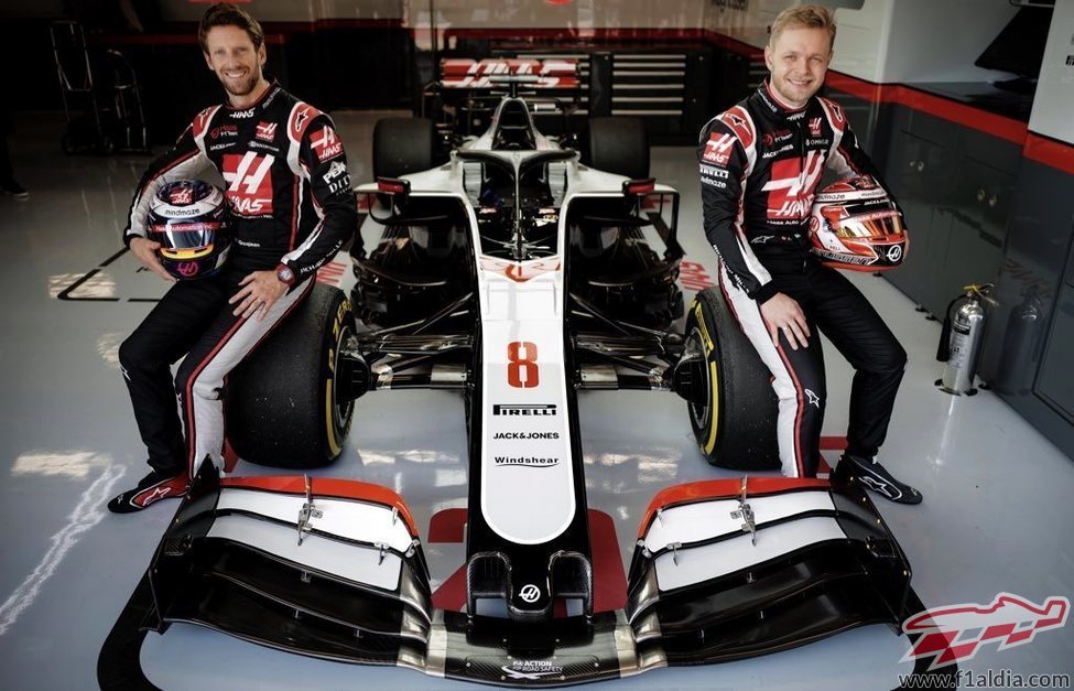 Magnussen y Grosjean, durante la presentación del VF-20