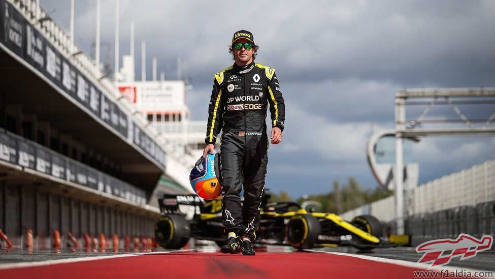 Alonso luce los colores de Renault en Montmeló