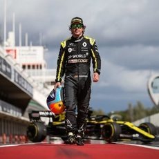 Alonso luce los colores de Renault en Montmeló