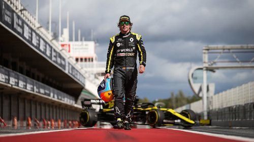 Alonso luce los colores de Renault en Montmeló