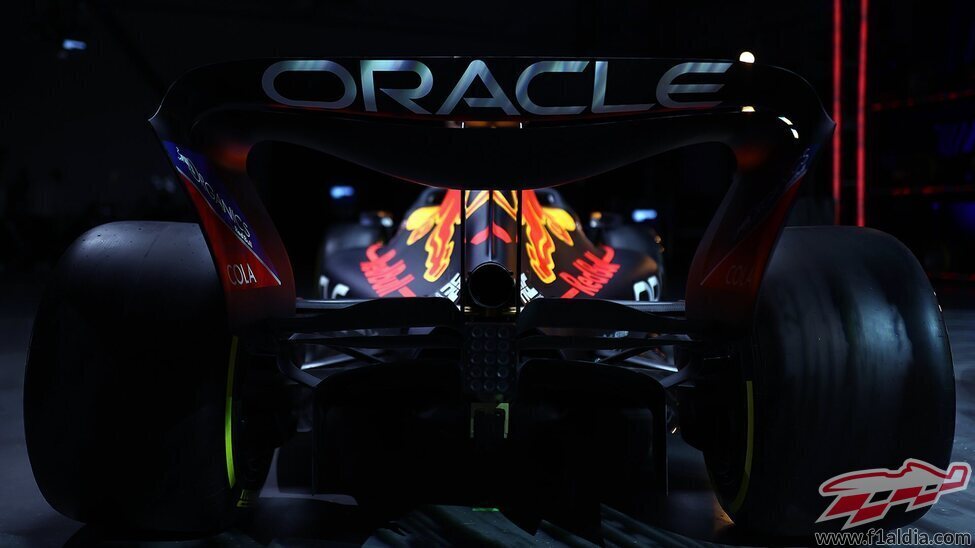 Vista perspectiva trasera del RB18