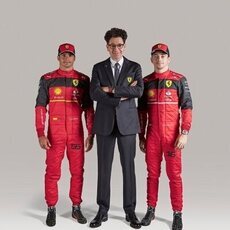Leclerc, Sainz y Binotto junto al F1-75