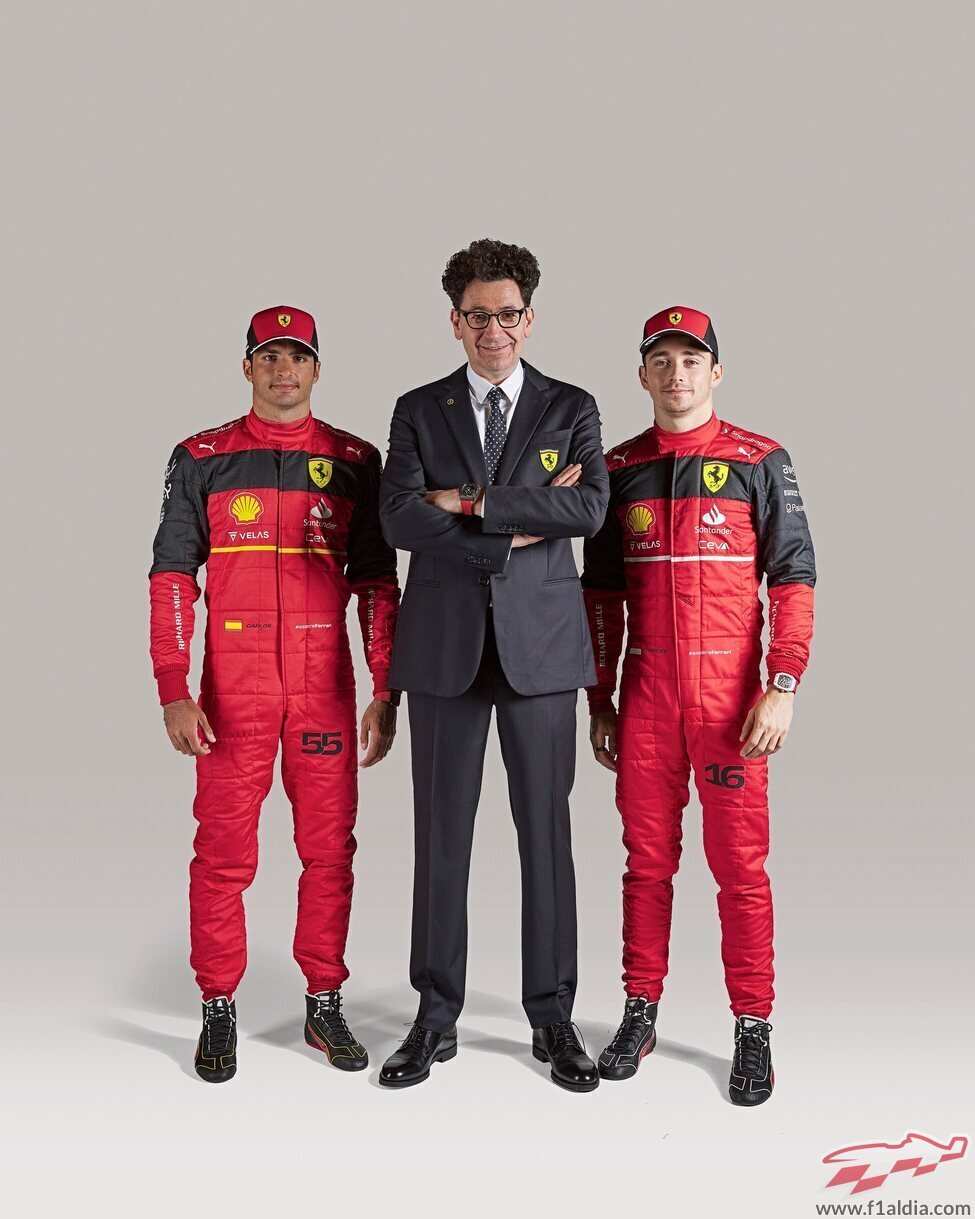 Leclerc, Sainz y Binotto junto al F1-75