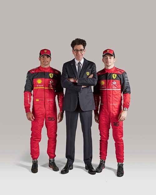 Leclerc, Sainz y Binotto junto al F1-75
