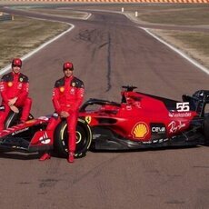 Los pilotos junto al SF-23