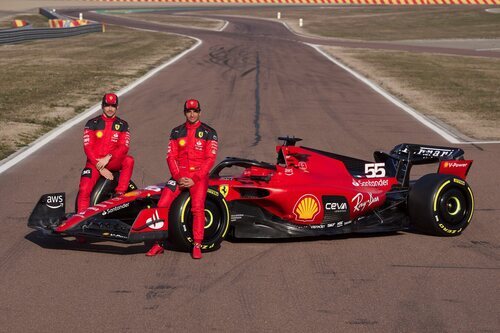 Los pilotos junto al SF-23