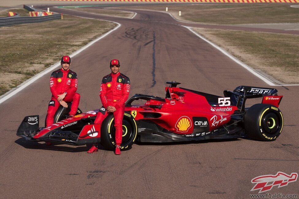 Los pilotos junto al SF-23