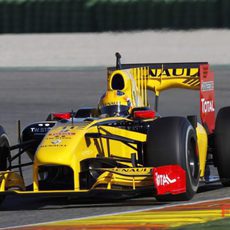 Kubica pilota el R30 en Valencia