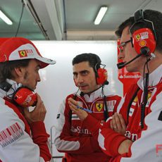 Fernando Alonso, Andrea Stella y Chris Dyer