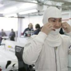 Kobayashi listo para ponerse el casco