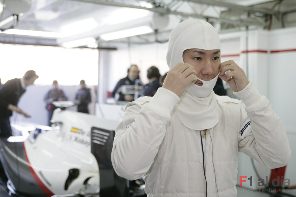 Kobayashi listo para ponerse el casco