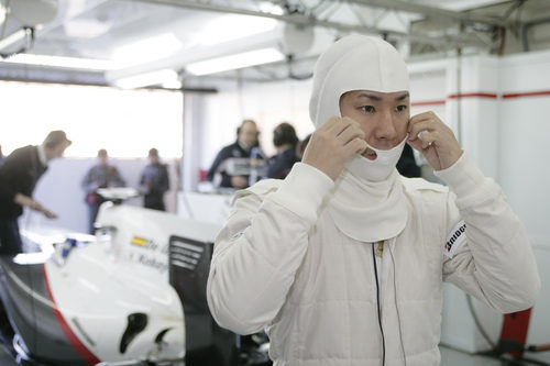 Kobayashi listo para ponerse el casco