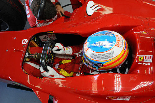 Fernando ajusta algo en el volante