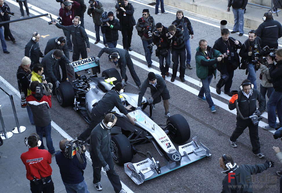 Rosberg saca el W01 del box