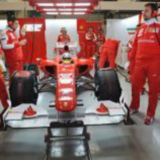 Alonso en el box de Ferrari