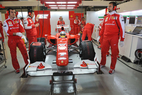 Alonso en el box de Ferrari