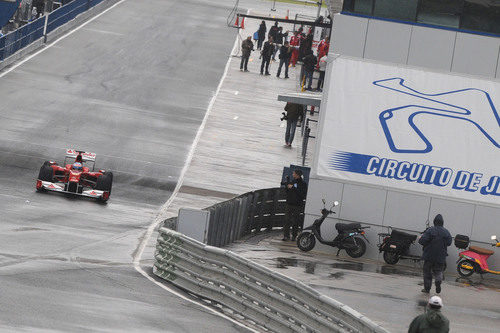El Ferrari sale por el 'pit-lane'