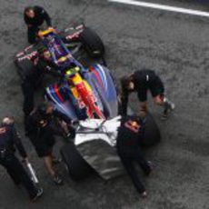 El RB6 vuelve a boxes