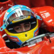 Fernando Alonso sentado en el F10