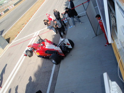 Alonso sale a pista
