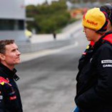 David Coulthard habla con Sebastian Vettel