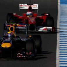 Webber es perseguido por Alonso