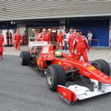 Massa vuelve con el Ferrari al box