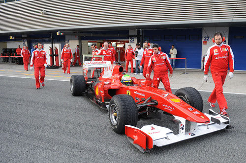 Massa vuelve con el Ferrari al box