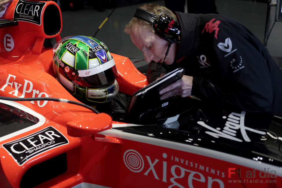 Di Grassi habla con su ingeniero