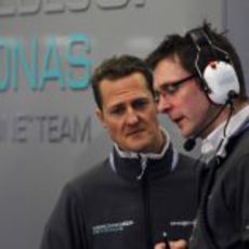 Schumacher habla con su ingeniero